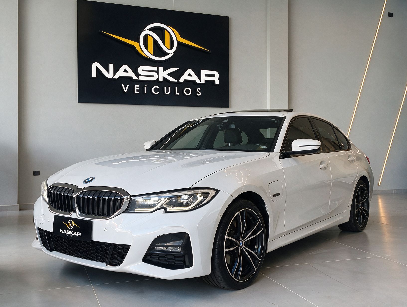BMW 330E 2022 — frente